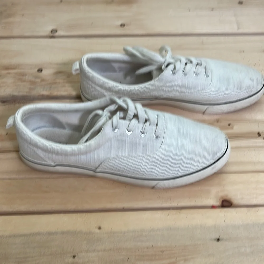Universal Thread Canvas Shoes. Size 9.